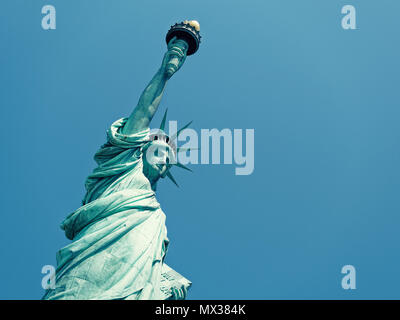 Statue de la liberté libre contre le ciel bleu clair Banque D'Images