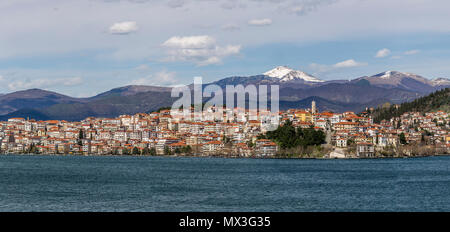 Vue sur le lac d'Orestiada et Kastoria, une ville dans le nord de la Grèce dans la région de Macédoine occidentale Banque D'Images