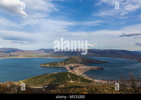 Vue aérienne du lac Orestiada et Kastoria, une ville dans le nord de la Grèce dans la région de Macédoine occidentale Banque D'Images