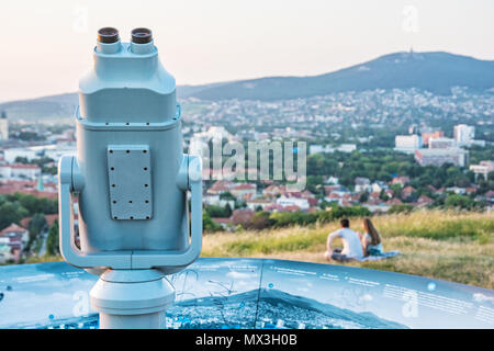 Tourisme Visites télescope en calvaire, Nitra, Slovaquie. Destination de voyage. Les touristes de détente. Banque D'Images