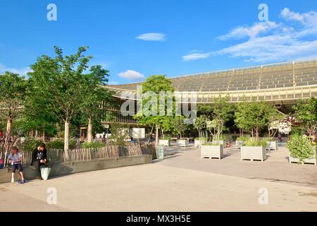 Paris, France. Lumineuse, ensoleillée chaude soirée de printemps Mai 2018. Les personnes bénéficiant du Jardin Nelson Mandela dans les Halles. Banque D'Images