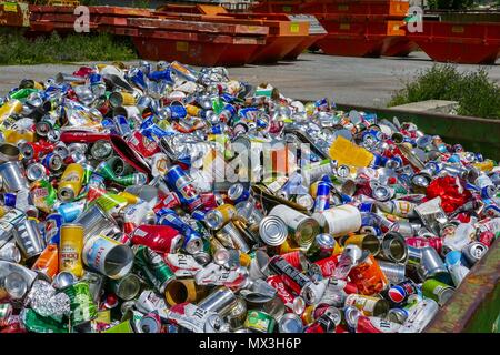 Les canettes d'aluminium et d'acier dans un prêt pour passer le recyclage, Brig, Suisse, Banque D'Images