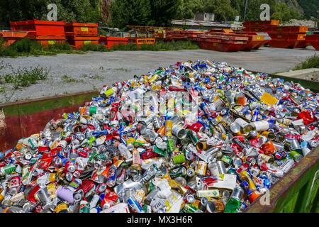 Les canettes d'aluminium et d'acier dans un prêt pour passer le recyclage, Brig, Suisse, Banque D'Images