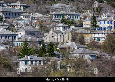 Maisons traditionnelles en pierre dans le village de Vitsa, l'un des plus grands villages de Zagori Centrale, Grèce Banque D'Images