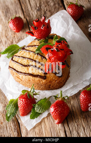 Beau gâteau en forme de cœur, orné de roses Chocolat et Fraise close-up sur la table verticale. Banque D'Images