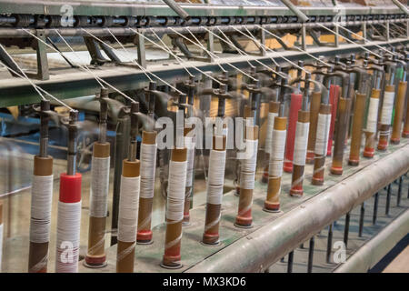 Fils de laine peignée filée sur spinning châssis sous tension contant. Custom Woolen Mills, Carstairs (Alberta). Banque D'Images