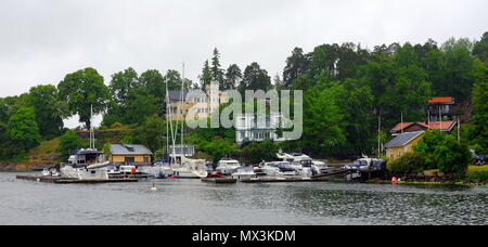 Maisons d'été et des bateaux et les jetées dans l'archipel de Stockholm en Suède. Banque D'Images