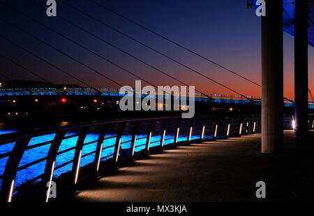 Media City Bridge et promenade au coucher du soleil Banque D'Images