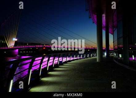 Media City Bridge et promenade au coucher du soleil Banque D'Images