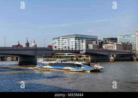 Thames Clipper Clipper MBNA Tornade passant sous le pont de Londres dans la ville de Londres la voile sur la Tamise extérieure de Londres lors d'une journée ensoleillée Banque D'Images