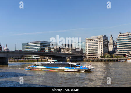 Thames Clipper Clipper MBNA Tornade passant sous le pont de Londres la voile sur la Tamise extérieure de Londres, de l'Adelaide House et remblai rive nord Banque D'Images