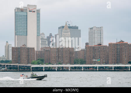 L'East River et la vue de Manhattan de Dumbo à Brooklyn, New York. Banque D'Images