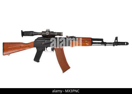 Kalashnikov AK74 avec portée sniper isolé sur fond blanc Banque D'Images