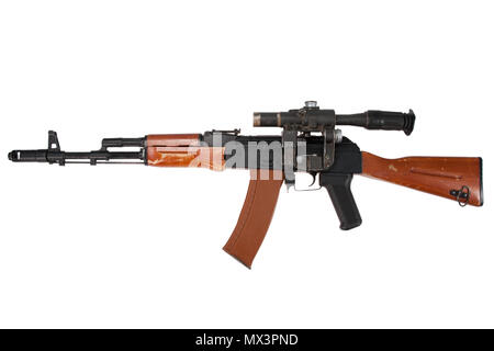 Kalashnikov AK74 avec portée sniper isolé sur fond blanc Banque D'Images