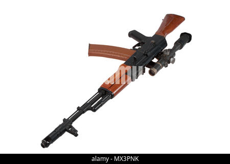 Kalashnikov AK74 avec portée sniper isolé sur fond blanc Banque D'Images