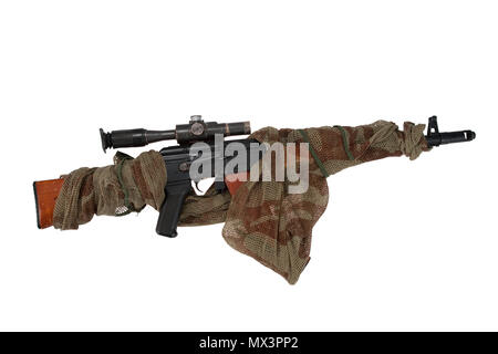 Kalashnikov AK camouflé avec portée sniper isolé sur fond blanc Banque D'Images