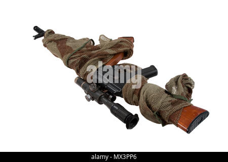 Kalashnikov AK74 camouflé avec portée sniper isolé sur fond blanc Banque D'Images