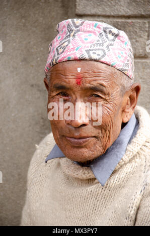 Hindu aîné homme portant la traditionnelle népalaise de Bhaktapur, Népal Banque D'Images