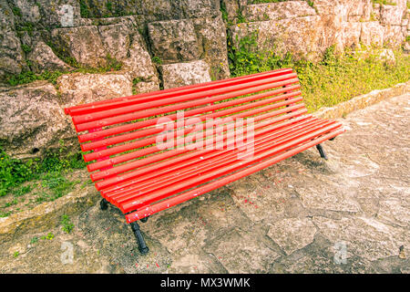Banc en bois rouge vide à Peniche, Portugal. Banque D'Images