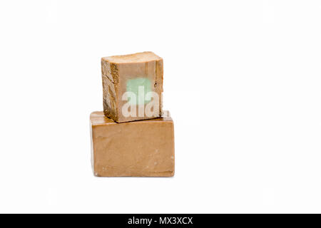 Disque dur traditionnel Savon Olive faites à Alep (Syrie) sur fond blanc Banque D'Images