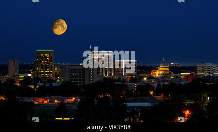 Presque pleine lune dans le ciel bleu nuit sur Boise IDAHO Banque D'Images