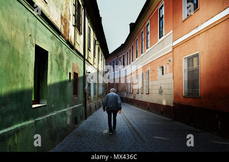 BRASOV, ROUMANIE - mai 2018. Alecu Russo Street , atmosphère unique et étonnante vieille rue étroite coloré dans le centre de Brasov, Banque D'Images