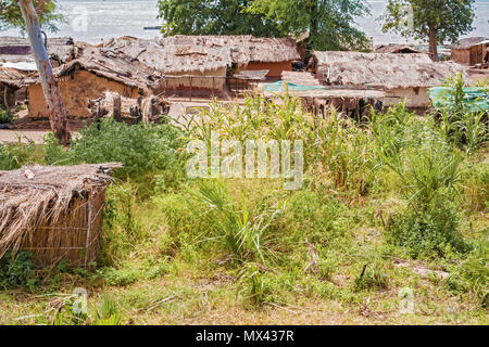 Paysage Pittoresque par le lac Malawi avec les petites maisons de village. Banque D'Images