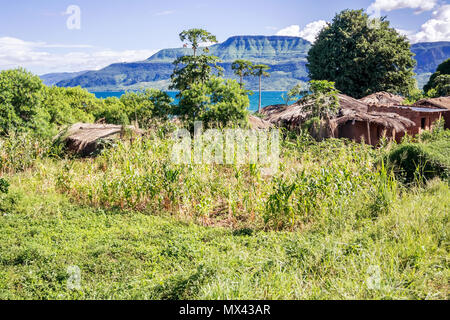 Paysage Pittoresque par le lac Malawi avec les petites maisons de village. Banque D'Images