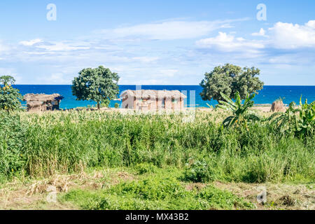 Paysage Pittoresque par le lac Malawi avec les petites maisons de village. Banque D'Images