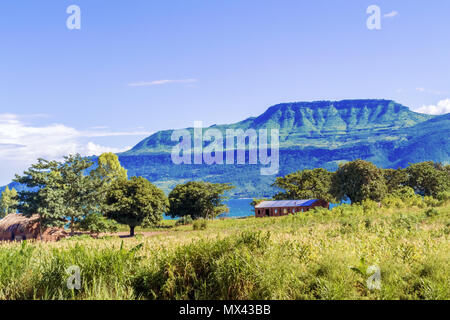 Paysage Pittoresque par le lac Malawi avec les petites maisons de village. Banque D'Images