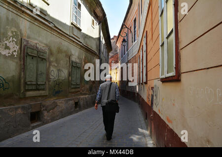 BRASOV, ROUMANIE - mai 2018. Alecu Russo Street , atmosphère unique et étonnante vieille rue étroite coloré dans le centre de Brasov, Banque D'Images