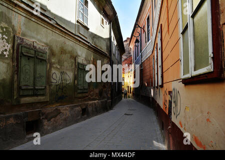 BRASOV, ROUMANIE - mai 2018. Alecu Russo Street , atmosphère unique et étonnante vieille rue étroite coloré dans le centre de Brasov, Banque D'Images