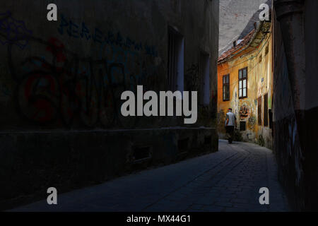 BRASOV, ROUMANIE - mai 2018. Alecu Russo Street , atmosphère unique et étonnante vieille rue étroite coloré dans le centre de Brasov, Banque D'Images