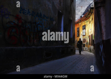 BRASOV, ROUMANIE - mai 2018. Alecu Russo Street , atmosphère unique et étonnante vieille rue étroite coloré dans le centre de Brasov, Banque D'Images