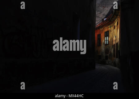 BRASOV, ROUMANIE - mai 2018. Alecu Russo Street , atmosphère unique et étonnante vieille rue étroite coloré dans le centre de Brasov, Banque D'Images