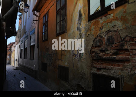 BRASOV, ROUMANIE - mai 2018. Alecu Russo Street , atmosphère unique et étonnante vieille rue étroite coloré dans le centre de Brasov, Banque D'Images