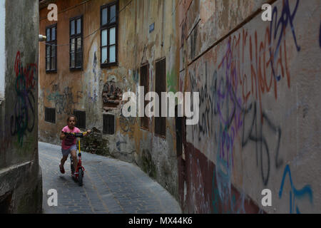 BRASOV, ROUMANIE - mai 2018. Alecu Russo Street , atmosphère unique et étonnante vieille rue étroite coloré dans le centre de Brasov, Banque D'Images