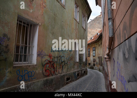 BRASOV, ROUMANIE - mai 2018. Alecu Russo Street , atmosphère unique et étonnante vieille rue étroite coloré dans le centre de Brasov, Banque D'Images