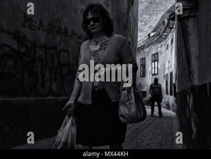 BRASOV, ROUMANIE - mai 2018. Alecu Russo Street , atmosphère unique et étonnante vieille rue étroite coloré dans le centre de Brasov, Banque D'Images