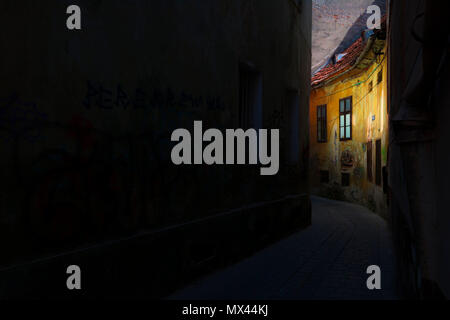 BRASOV, ROUMANIE - mai 2018. Alecu Russo Street , atmosphère unique et étonnante vieille rue étroite coloré dans le centre de Brasov, Banque D'Images