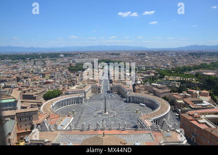 Vista de la Plaza San Pedro desde lo alto de la Cúpula de la Basílica de San Pedro Banque D'Images