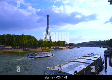 Vista de la Torre Eiffel desde la orilla del rio Sena Banque D'Images