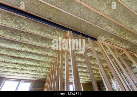 Close-up de châssis en bois pour les murs et plafond isolé avec de la laine de roche et l'isolant en fibre de verre personnel pour barrière froide. Accueil chaleureux confortable Banque D'Images