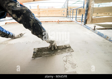 Travailler avec une spatule, la préparation des murs pour carrelage. Façade humide de la technologie. Banque D'Images