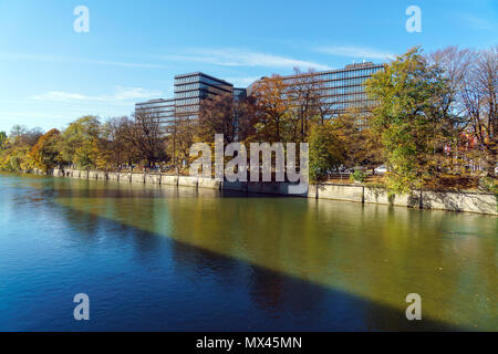 Munich, Allemagne - 20 octobre 2017 : European Patent Office building et fleuve Isar Banque D'Images