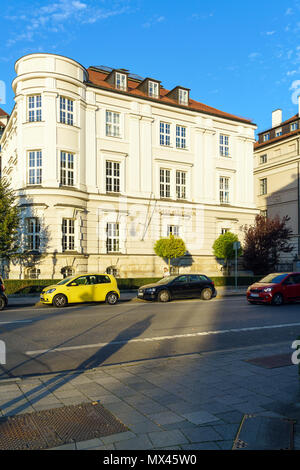 Munich, Allemagne - 20 octobre 2017 : Le bâtiment de la Bourse de Munich et de voitures sur la ville street Banque D'Images