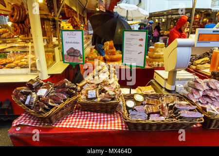 Salzbourg, Autriche - 21 octobre 2017 : Rue du commerce de viande séchée, saucisses, fromage et autres produits alimentaires locaux dans la vieille ville Banque D'Images
