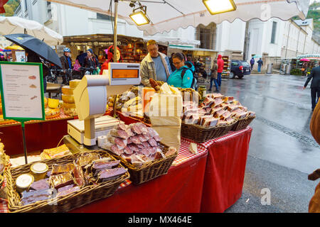 Salzbourg, Autriche - 21 octobre 2017 : Rue du commerce de viande séchée, saucisses, fromage et autres produits alimentaires locaux dans la vieille ville Banque D'Images