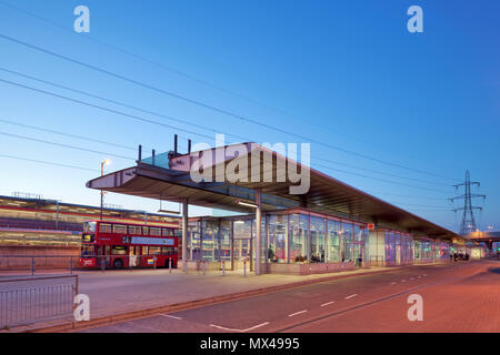 Canning Town Station de bus et dans l'échange DLR London. Banque D'Images