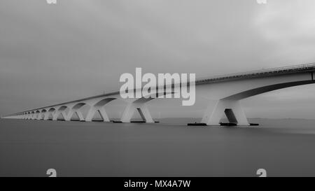 Zeelandbridge en noir et blanc avec long shutterspeed Banque D'Images